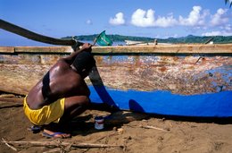 Archipel-des-Comores;-Artisanat;-Bleu;-Entretien;-France;-Homme;-Kaleidos;-Kaleidos-images;-La-parole-à-limage;-Laurent-Abad;-Mayotte;-Océan-Indien;-Peinture;-Pirogue;-Plage;-Stories-Pictures